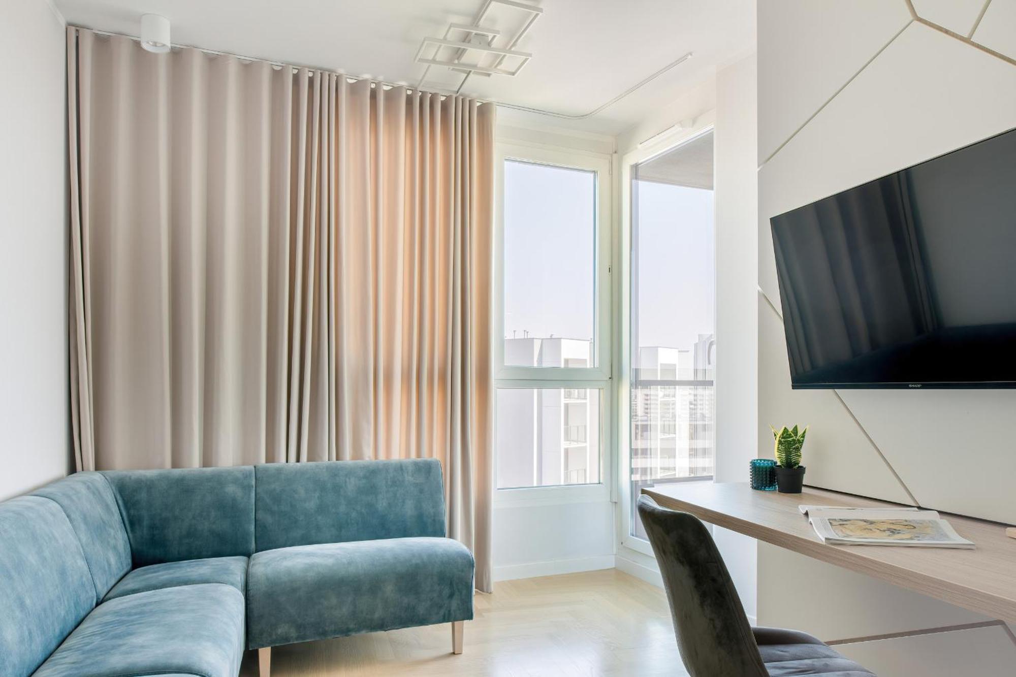 Unique With Balcony And Parking By Renters *